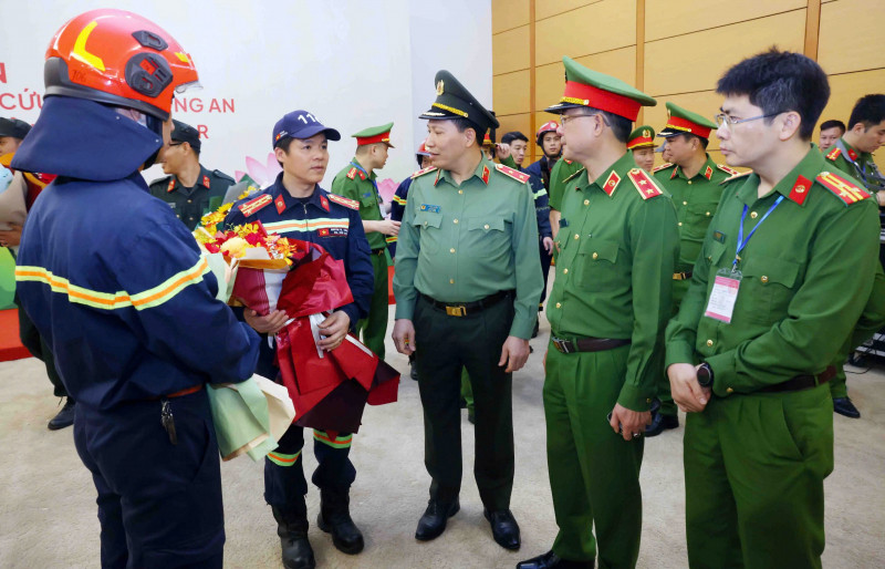 Thứ trưởng Bộ Công an Lê Văn Tuyến thăm hỏi Đại tá Nguyễn Minh Khương, Trưởng đoàn CNCH Bộ Công an Việt Nam về công tác tìm kiếm, cứu nạn tại Myanmar. Ảnh: Báo Công an Nhân dân Thứ trưởng Bộ Công an Lê Văn Tuyến thăm hỏi Đại tá Nguyễn Minh Khương, Trưởng đoàn CNCH Bộ Công an Việt Nam về công tác tìm kiếm, cứu nạn tại Myanmar. Ảnh: Báo Công an Nhân dân