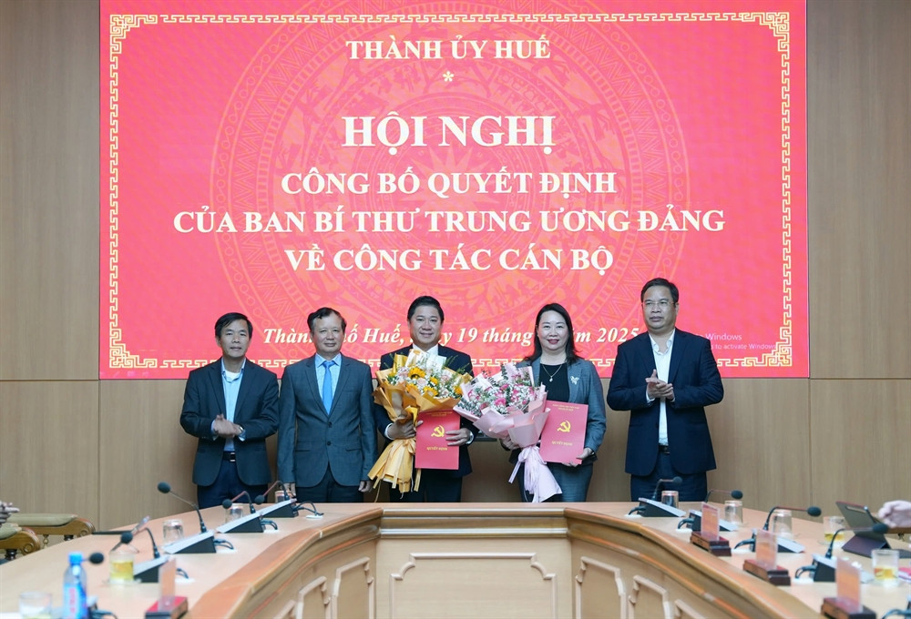 Lãnh đạo thành phố Huế trao Quyết định và tặng hoa chúc mừng các cán bộ được Ban Bí thư Trung ương Đảng chuẩn y, chỉ định. Ảnh: Cổng thông tin điện tử thành phố Huế