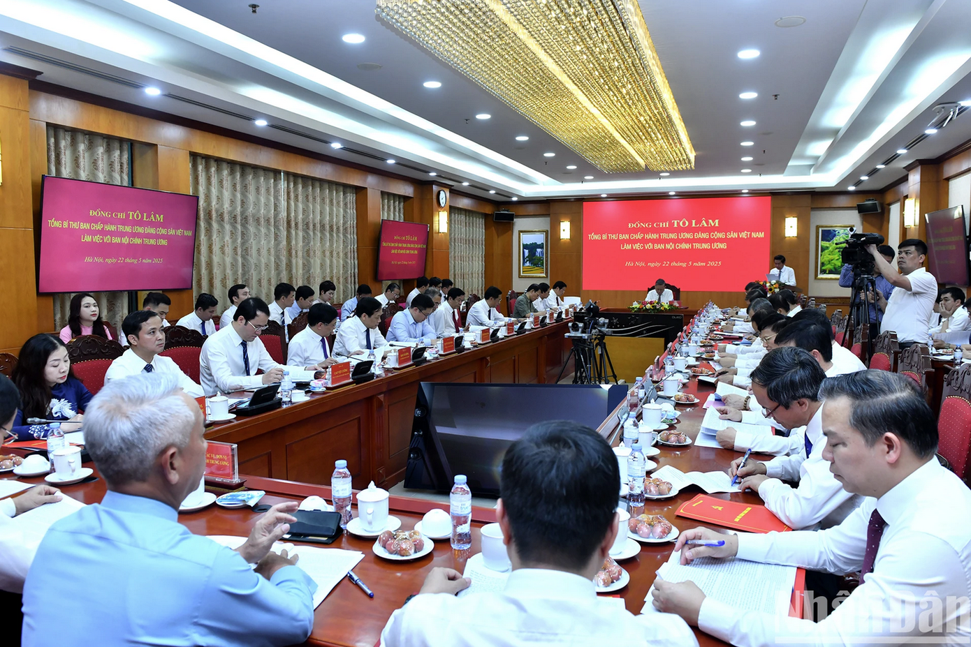 Quang cảnh buổi làm việc.