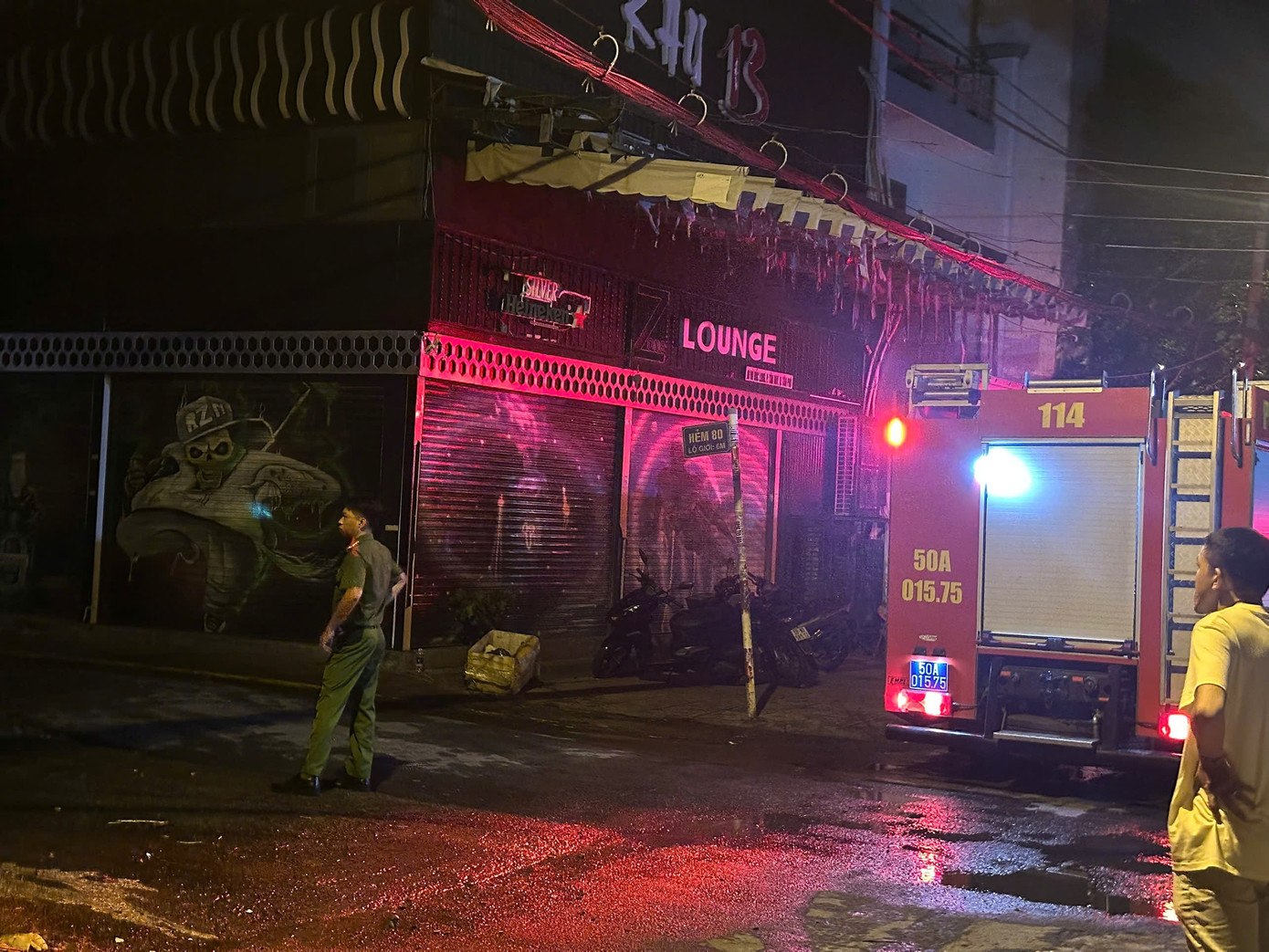 Phòng Cảnh sát Phòng cháy chữa cháy và cứu nạn, cứu hộ Công an TP HCM sau đó điều động nhiều xe chữa cháy và cán bộ, chiến sĩ đến hiện trường phong toả, triển khai công tác dập lửa và cứu hộ.