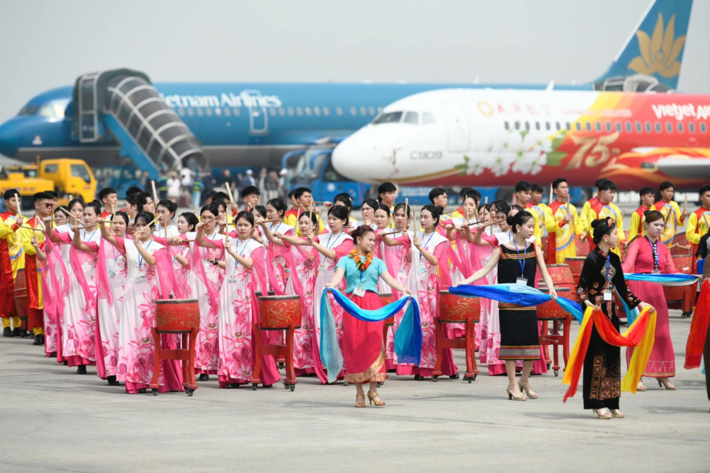 Chủ tịch nước Lương Cường ra sân bay đón Tổng Bí thư, Chủ tịch Trung Quốc Tập Cận Bình ảnh 7 Chủ tịch nước Lương Cường ra sân bay đón Tổng Bí thư, Chủ tịch Trung Quốc Tập Cận Bình ảnh 7