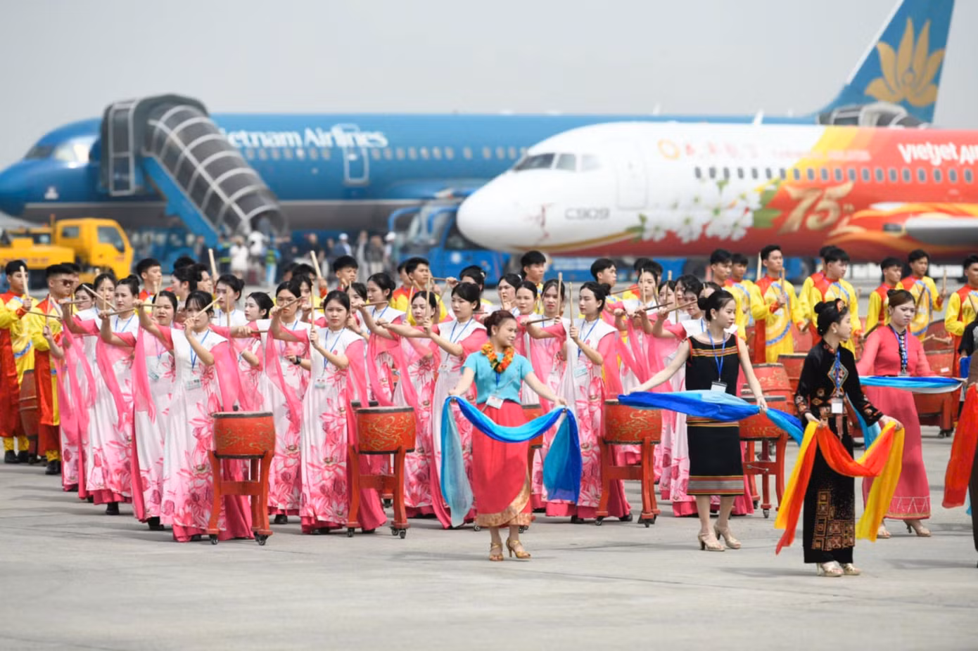 Chủ tịch nước Lương Cường ra sân bay đón Tổng Bí thư, Chủ tịch Trung Quốc Tập Cận Bình ảnh 7 Chủ tịch nước Lương Cường ra sân bay đón Tổng Bí thư, Chủ tịch Trung Quốc Tập Cận Bình ảnh 7