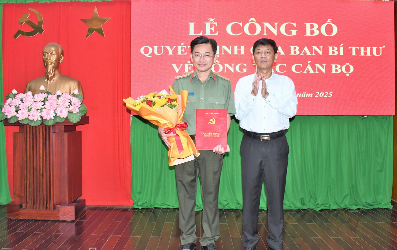 Ông Lâm Văn Mẫn - Bí thư Tỉnh ủy Sóc Trăng trao quyết định và hoa chúc mừng Đại tá Trần Văn Dương - Giám đốc Công an tỉnh Sóc Trăng. Ảnh: Báo Sóc Trăng