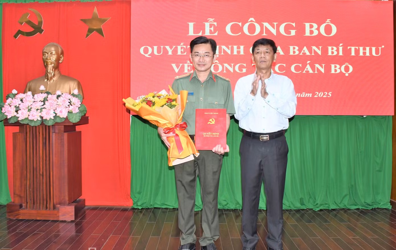 Ông Lâm Văn Mẫn - Bí thư Tỉnh ủy Sóc Trăng trao quyết định và hoa chúc mừng Đại tá Trần Văn Dương - Giám đốc Công an tỉnh Sóc Trăng. Ảnh: Báo Sóc Trăng Ông Lâm Văn Mẫn - Bí thư Tỉnh ủy Sóc Trăng trao quyết định và hoa chúc mừng Đại tá Trần Văn Dương - Giám đốc Công an tỉnh Sóc Trăng. Ảnh: Báo Sóc Trăng