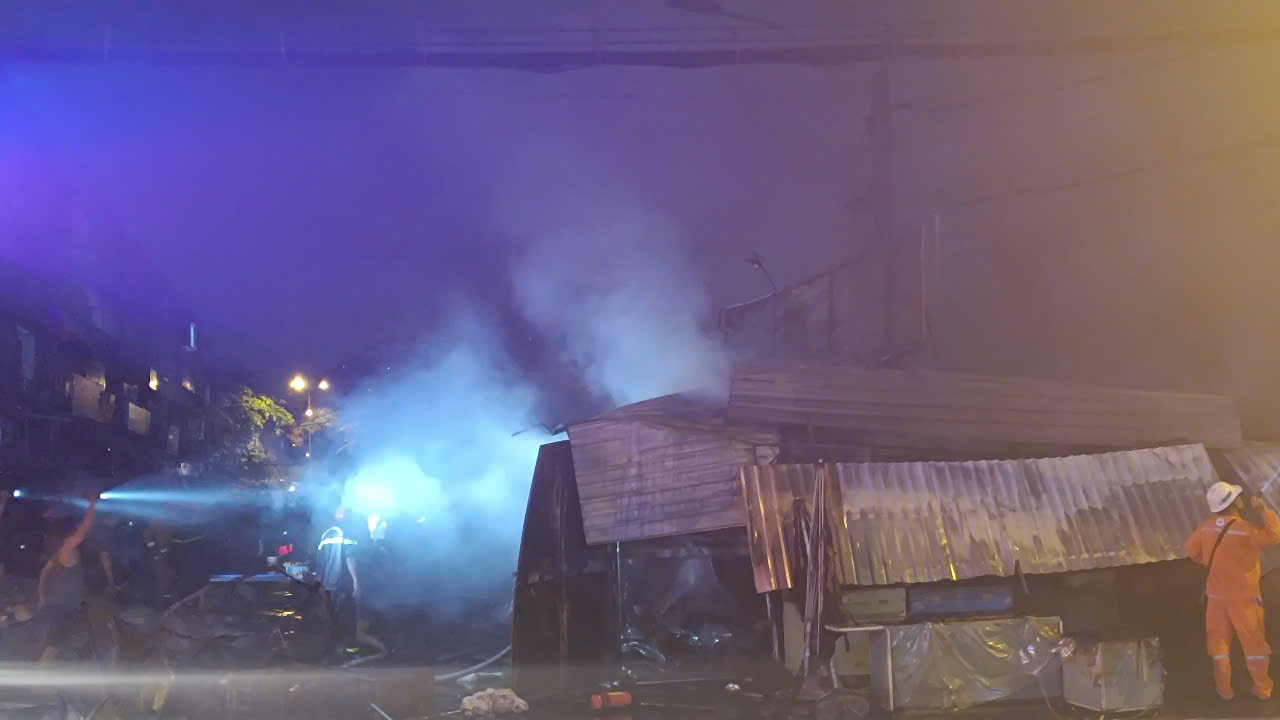 Cảnh sát phun nước làm mát ngăn cháy lan. Cảnh sát phun nước làm mát ngăn cháy lan.