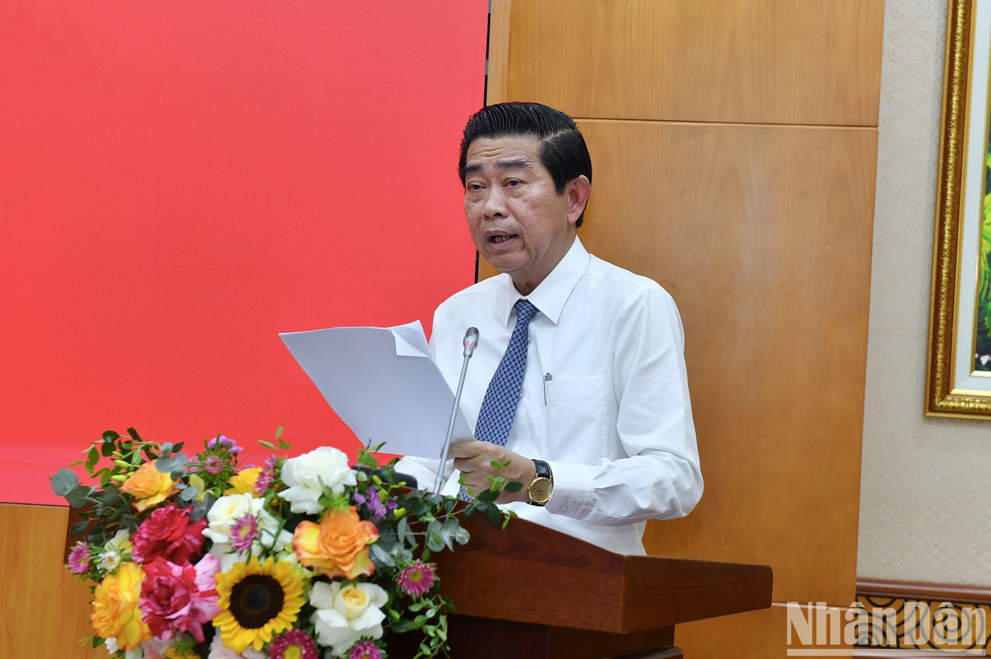Đồng chí Võ Văn Dũng, Ủy viên Trung ương Đảng, Phó Trưởng ban Thường trực Ban Nội chính Trung ương trình bày báo cáo tại buổi làm việc.