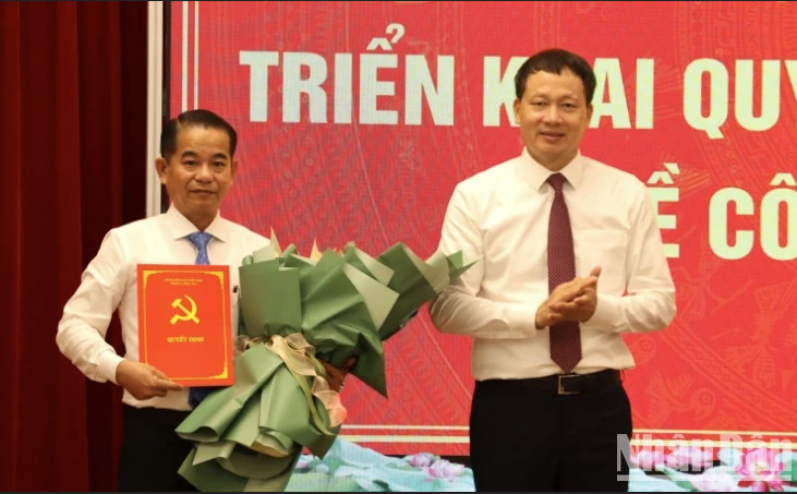 Ông Vũ Hồng Văn, Bí thư Tỉnh ủy Đồng Nai trao quyết định của Ban Bí thư Trung ương Đảng chuẩn y ông Thái Bảo giữ chức Phó Bí thư Tỉnh ủy. Ảnh: Báo Nhân Dân