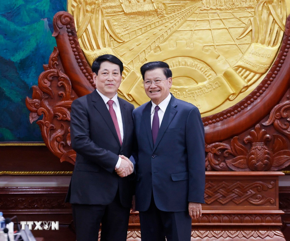 Tổng Bí thư, Chủ tịch nước Lào Thongloun Sisoulith và Chủ tịch nước Lương Cường chụp ảnh chung trước cuộc hội đàm. Ảnh: TTXVN