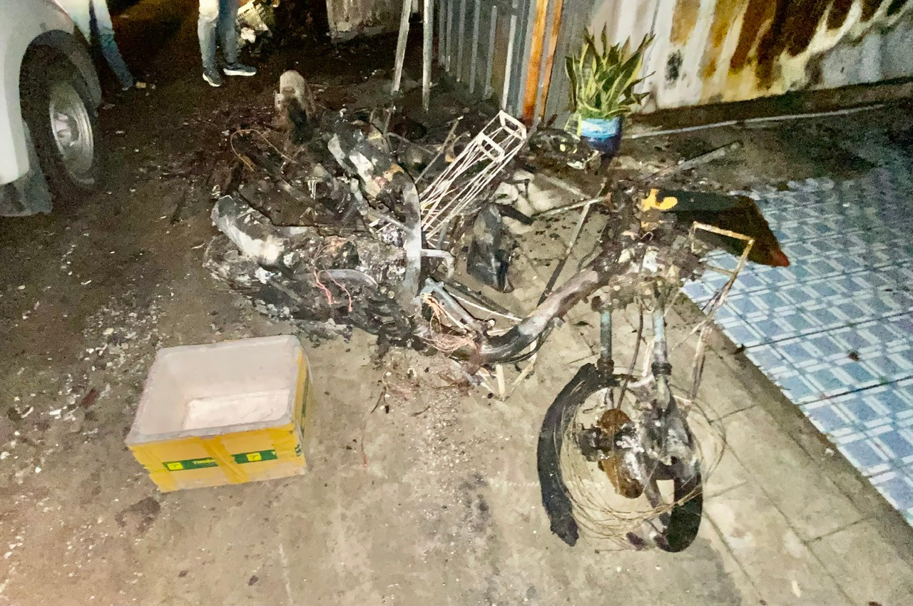 Sau ít phút, hỏa hoạn bùng lên dữ dội, bao trùm tầng trệt căn nhà dù nhiều người dân phát hiện và dùng bình chữa cháy mini dập lửa. Sau khi dập lửa, lực lượng chức năng phát hiện có 8 người tử vong (6 người lớn, 2 trẻ em).