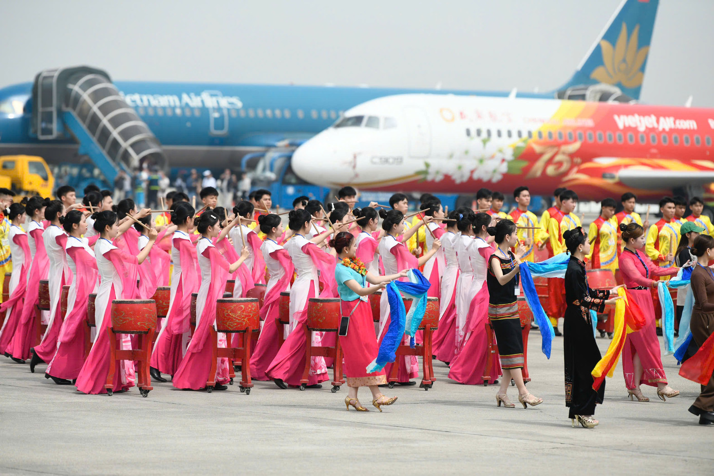 Các nghệ sĩ chuẩn bị cho chương trình đón Tổng Bí thư, Chủ tịch nước Trung Quốc Tập Cận Bình. Ảnh: Như Ý Các nghệ sĩ chuẩn bị cho chương trình đón Tổng Bí thư, Chủ tịch nước Trung Quốc Tập Cận Bình. Ảnh: Như Ý