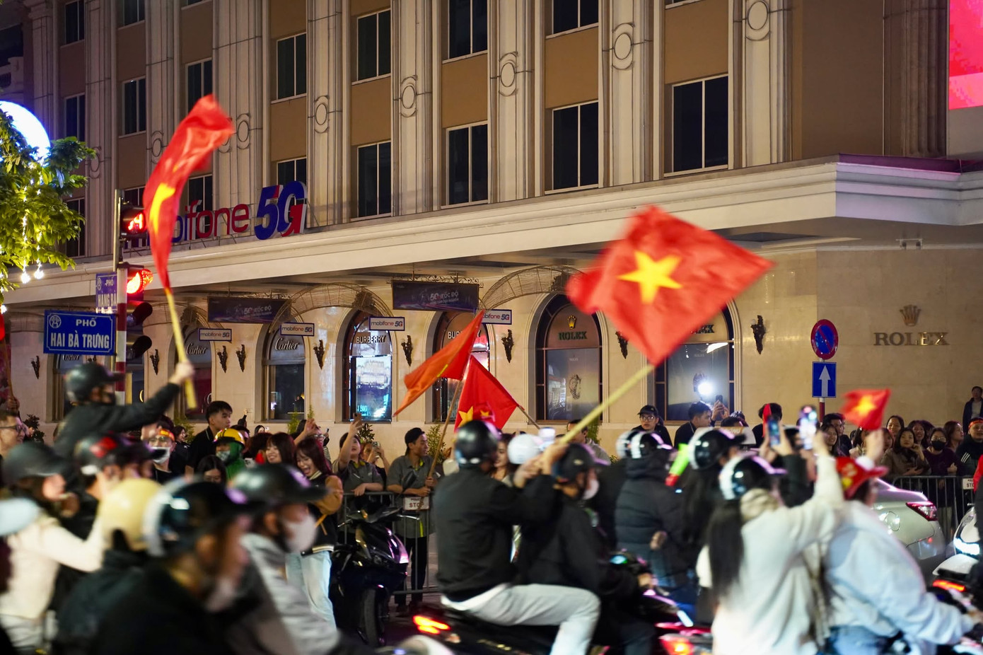 Việt Nam vô địch ASEAN Cup 2024, hàng triệu cổ động viên xuống đường ăn mừng ảnh 4