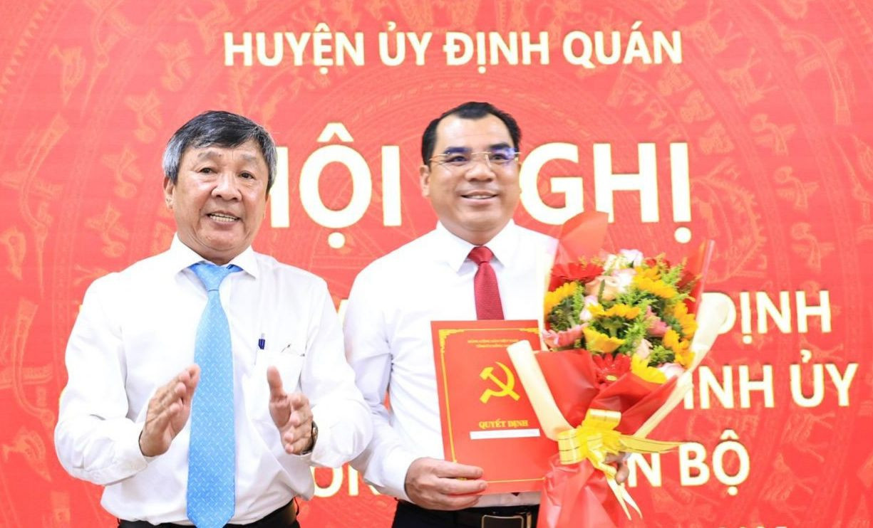 Phó Bí thư thường trực Tỉnh ủy Đồng Nai Hồ Thanh Sơn trao quyết định của Ban Thường vụ Tỉnh ủy cho ông Nguyễn Cao Cường giữ chức Bí thư Huyện ủy Định Quán. Ảnh: Báo Đồng Nai