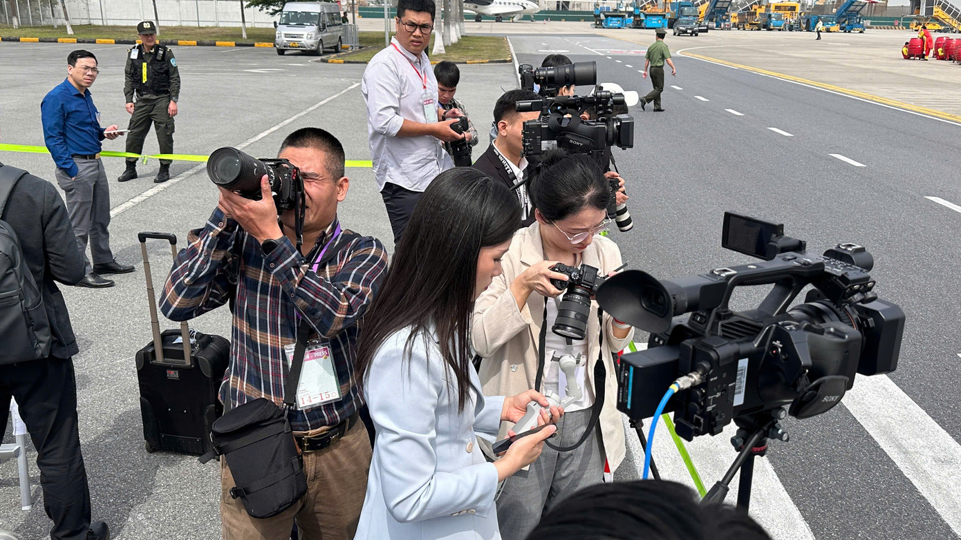 Đông đảo các phóng viên trong nước và quốc tế chờ đón Tổng Bí thư, Chủ tịch nước Trung Quốc Tập Cận Bình. Ảnh: Như Ý Đông đảo các phóng viên trong nước và quốc tế chờ đón Tổng Bí thư, Chủ tịch nước Trung Quốc Tập Cận Bình. Ảnh: Như Ý