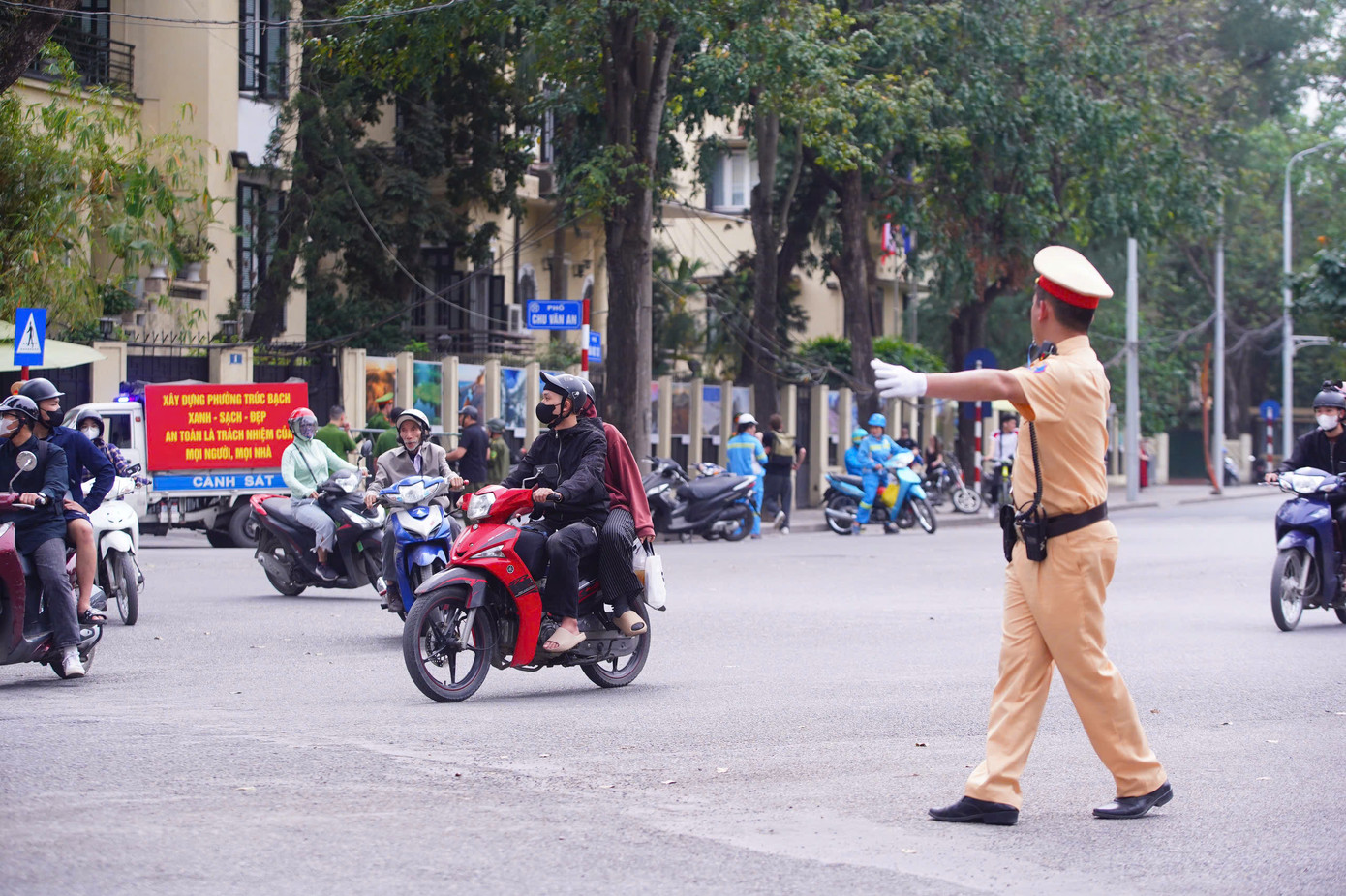 Lực lượng chức năng làm nhiệm vụ phân luồng, chuyển hướng các phương tiện ở khu vực đường Chu Văn An, Điện Biên Phủ và đường Độc Lập. Ảnh: Duy Phạm Lực lượng chức năng làm nhiệm vụ phân luồng, chuyển hướng các phương tiện ở khu vực đường Chu Văn An, Điện Biên Phủ và đường Độc Lập. Ảnh: Duy Phạm