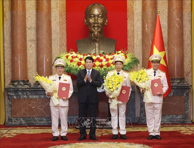 Chủ tịch nước Lương Cường trao Quyết định thăng cấp bậc hàm Thượng tướng đối với các đồng chí Thứ trưởng Bộ Công an Lê Tấn Tới, Lê Văn Tuyến, Nguyễn Văn Long. Ảnh: Lâm Khánh/TTXVN Chủ tịch nước Lương Cường trao Quyết định thăng cấp bậc hàm Thượng tướng đối với các đồng chí Thứ trưởng Bộ Công an Lê Tấn Tới, Lê Văn Tuyến, Nguyễn Văn Long. Ảnh: Lâm Khánh/TTXVN