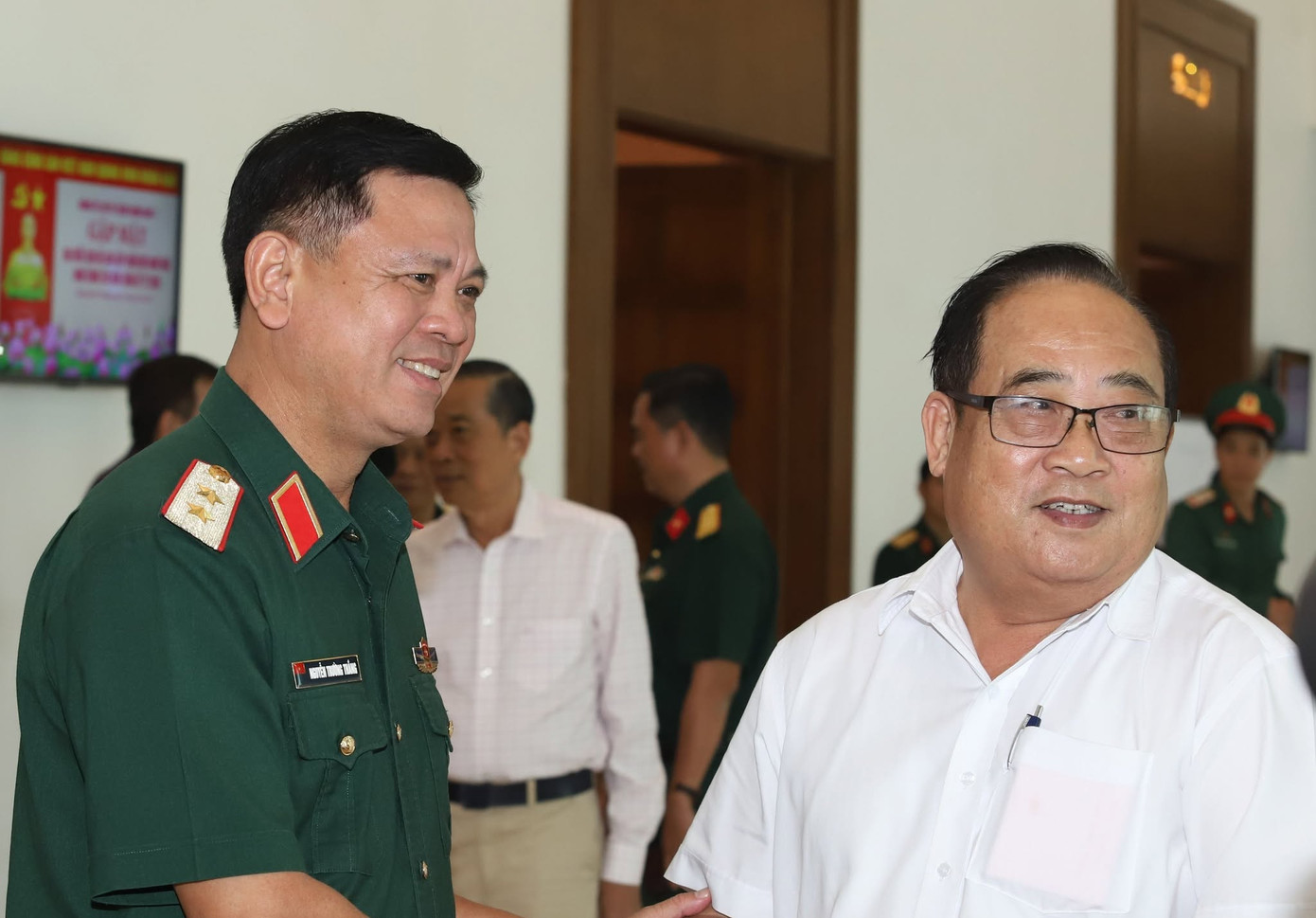 Trung tướng Nguyễn Trường Thắng trao đổi với đại biểu tại buổi họp mặt. Ảnh: Ngô Tùng