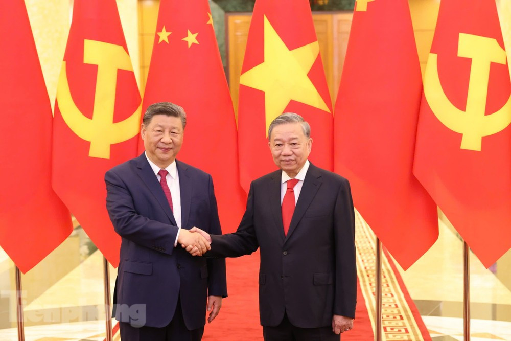 Tổng Bí thư Tô Lâm chụp ảnh chung cùng Tổng Bí thư, Chủ tịch nước Trung Quốc Tập Cận Bình trước cuộc hội đàm ngày 14/4. Ảnh: Như Ý