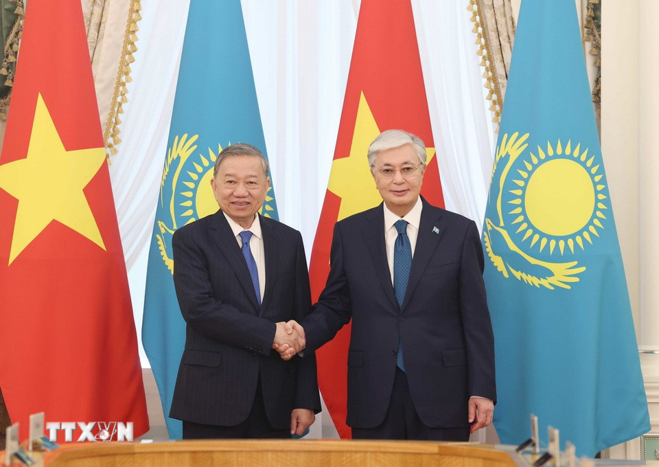 Tổng Bí thư Tô Lâm và Tổng thống Kazakhstan Kassym-Jomart Tokayev chụp ảnh chung trước hội đàm cấp Nhà nước. Ảnh: TTXVN