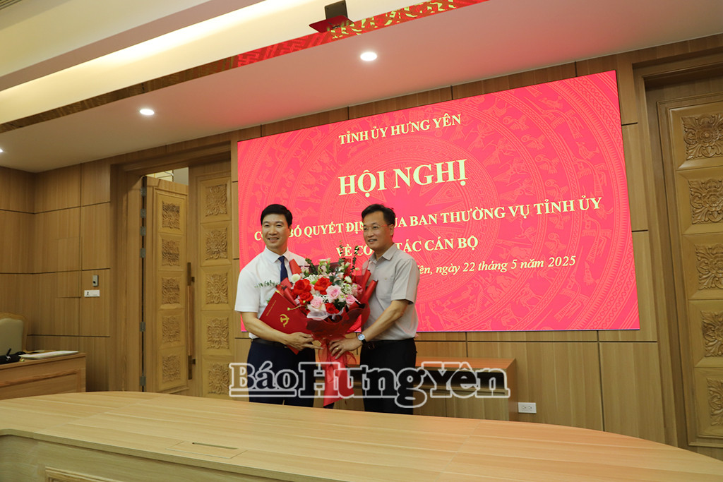 Thay mặt Ban Thường vụ Tỉnh ủy, Bí thư Tỉnh ủy Hưng Yên Nguyễn Hữu Nghĩa trao quyết định và tặng hoa chúc mừng ông Trần Văn Thắng. Ảnh: Báo Hưng Yên