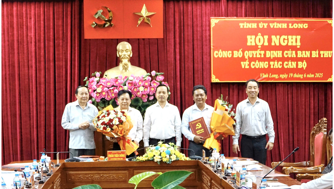 Lãnh đạo tỉnh Vĩnh Long trao quyết định của Ban Bí thư và tặng hoa chúc mừng ông Trương Thành Dãnh và ông Hồ Văn Minh. Lãnh đạo tỉnh Vĩnh Long trao quyết định của Ban Bí thư và tặng hoa chúc mừng ông Trương Thành Dãnh và ông Hồ Văn Minh.