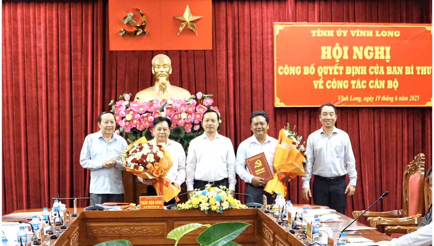 Lãnh đạo tỉnh Vĩnh Long trao quyết định của Ban Bí thư và tặng hoa chúc mừng ông Trương Thành Dãnh và ông Hồ Văn Minh. Lãnh đạo tỉnh Vĩnh Long trao quyết định của Ban Bí thư và tặng hoa chúc mừng ông Trương Thành Dãnh và ông Hồ Văn Minh.