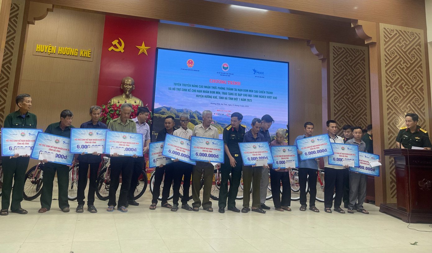 Nạn nhân bom mìn được hỗ trợ sinh kế. Ảnh: L.A