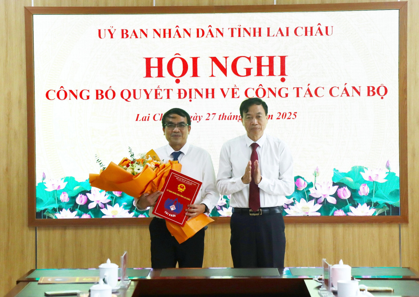 Chủ tịch UBND tỉnh Lai Châu Lê Văn Lương trao quyết định cho ông Lưu Hồng Phương - tân Phó Giám đốc Sở VHTT&amp;DL. Ảnh: Báo Lai Châu.