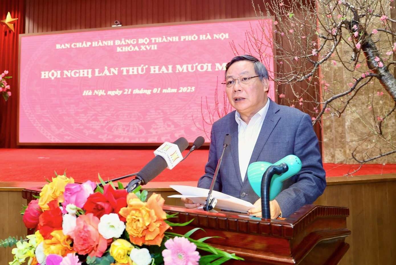 Phó Bí thư Thường trực Thành ủy Hà Nội Nguyễn Văn Phong phát biểu tại hội nghị. Ảnh: Viết Thành.