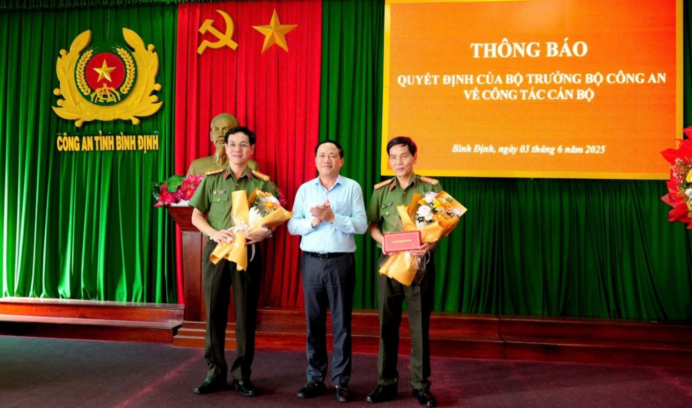 Chủ tịch UBND tỉnh Bình Định Phạm Anh Tuấn tặng hoa, gửi lời cảm ơn đối với những đóng góp của đại tá Võ Đức Nguyện (phải) suốt thời gian công tác. Ảnh: VOV Chủ tịch UBND tỉnh Bình Định Phạm Anh Tuấn tặng hoa, gửi lời cảm ơn đối với những đóng góp của đại tá Võ Đức Nguyện (phải) suốt thời gian công tác. Ảnh: VOV