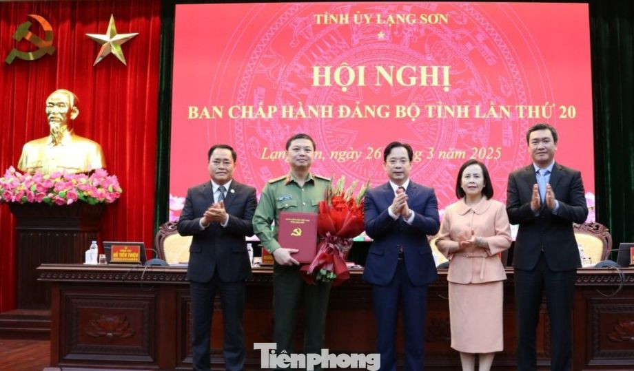 Lãnh đạo tỉnh Lạng Sơn tặng hoa chúc mừng Đại tá Nguyễn Tiến Trung.