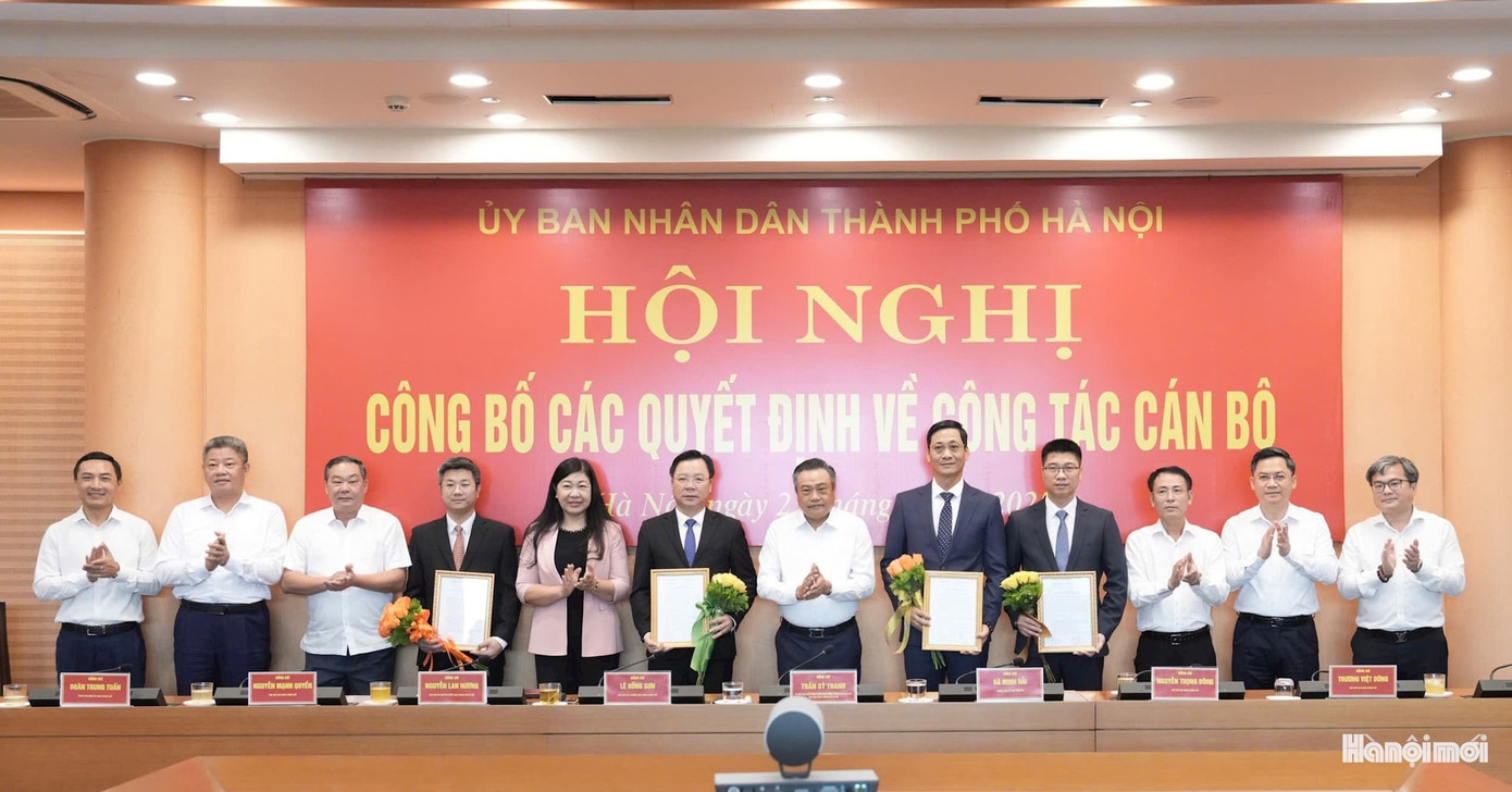 Chủ tịch UBND thành phố Hà Nội Trần Sỹ Thanh trao quyết định cho các cán bộ. Ảnh: Báo Hà Nội mới.