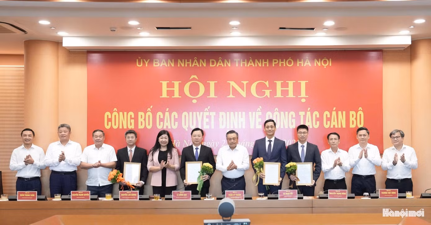 Chủ tịch UBND thành phố Hà Nội Trần Sỹ Thanh trao quyết định cho các cán bộ. Ảnh: Báo Hà Nội mới.