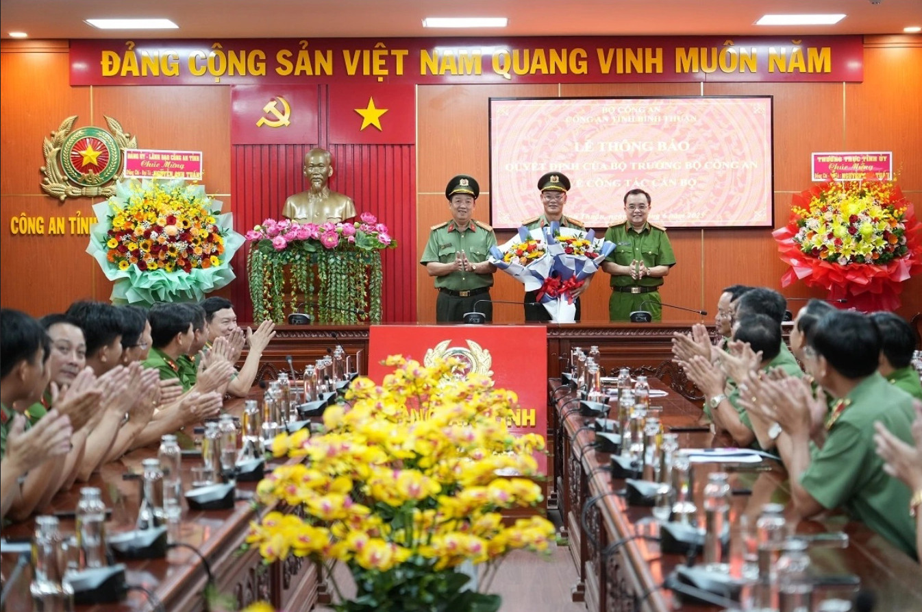 Đại tá Nguyễn Anh Tuấn nhận hoa chúc mừng. Ảnh: CABT