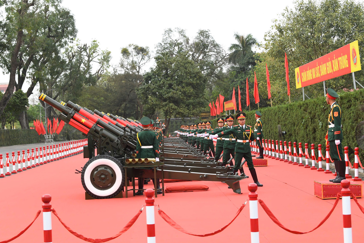 Đội pháo nghi lễ của Quân đội nhân dân Việt Nam tại khu vực Hoàng thành Thăng Long thực hiện nghi thức bắn 21 loạt đại bác chào mừng Tổng Bí thư, Chủ tịch nước Trung Quốc Tập Cận Bình, đúng vào lúc quốc thiều Việt Nam và Trung Quốc được cử hành tại Phủ Chủ tịch.