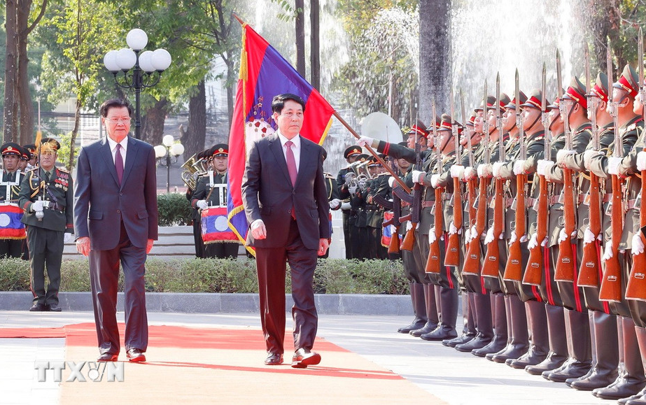 Chủ tịch nước Lương Cường và Tổng Bí thư, Chủ tịch nước Lào Thongloun Sisoulith duyệt Đội danh dự. Ảnh: Lâm Khánh/TTXVN