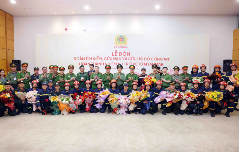 Thứ trưởng Bộ Công an Lê Văn Tuyến cùng Đoàn tìm kiếm, cứu nạn, cứu hộ Bộ Công an và các đại biểu tham dự lễ đón. Ảnh: Báo Công an Nhân dân Thứ trưởng Bộ Công an Lê Văn Tuyến cùng Đoàn tìm kiếm, cứu nạn, cứu hộ Bộ Công an và các đại biểu tham dự lễ đón. Ảnh: Báo Công an Nhân dân