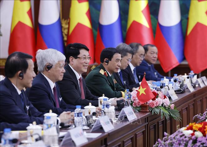 Chủ tịch nước Lương Cường và các đại biểu Việt Nam dự hội đàm. Ảnh: Lâm Khánh/TTXVN