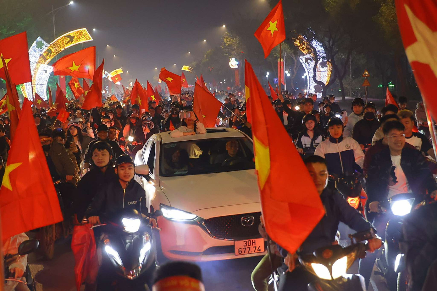 Hàng nghìn cổ động viên tại Phú Thọ đổ ra đường mừng chiến thắng của tuyển Việt Nam. Ảnh: Trọng Tài