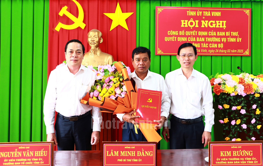 Lãnh đạo tỉnh Trà Vinh trao Quyết định của Ban Bí thư, Quyết định của Ban Thường vụ Tỉnh ủy Trà Vinh và tặng hoa cho ông Kim Rương. Ảnh: Báo Trà Vinh Lãnh đạo tỉnh Trà Vinh trao Quyết định của Ban Bí thư, Quyết định của Ban Thường vụ Tỉnh ủy Trà Vinh và tặng hoa cho ông Kim Rương. Ảnh: Báo Trà Vinh