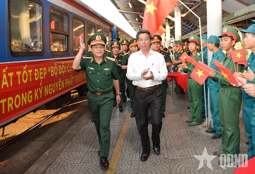Cán bộ, chiến sĩ lực lượng vũ trang địa phương tham gia đón đoàn. Ảnh: Báo Quân đội Nhân dân