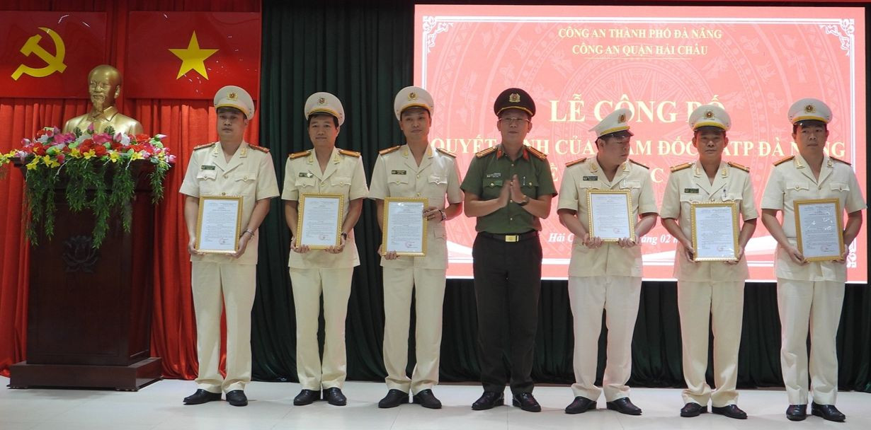 Công an quận Hải Châu công bố các quyết định liên quan đến công tác cán bộ sau giải thể công an quận.