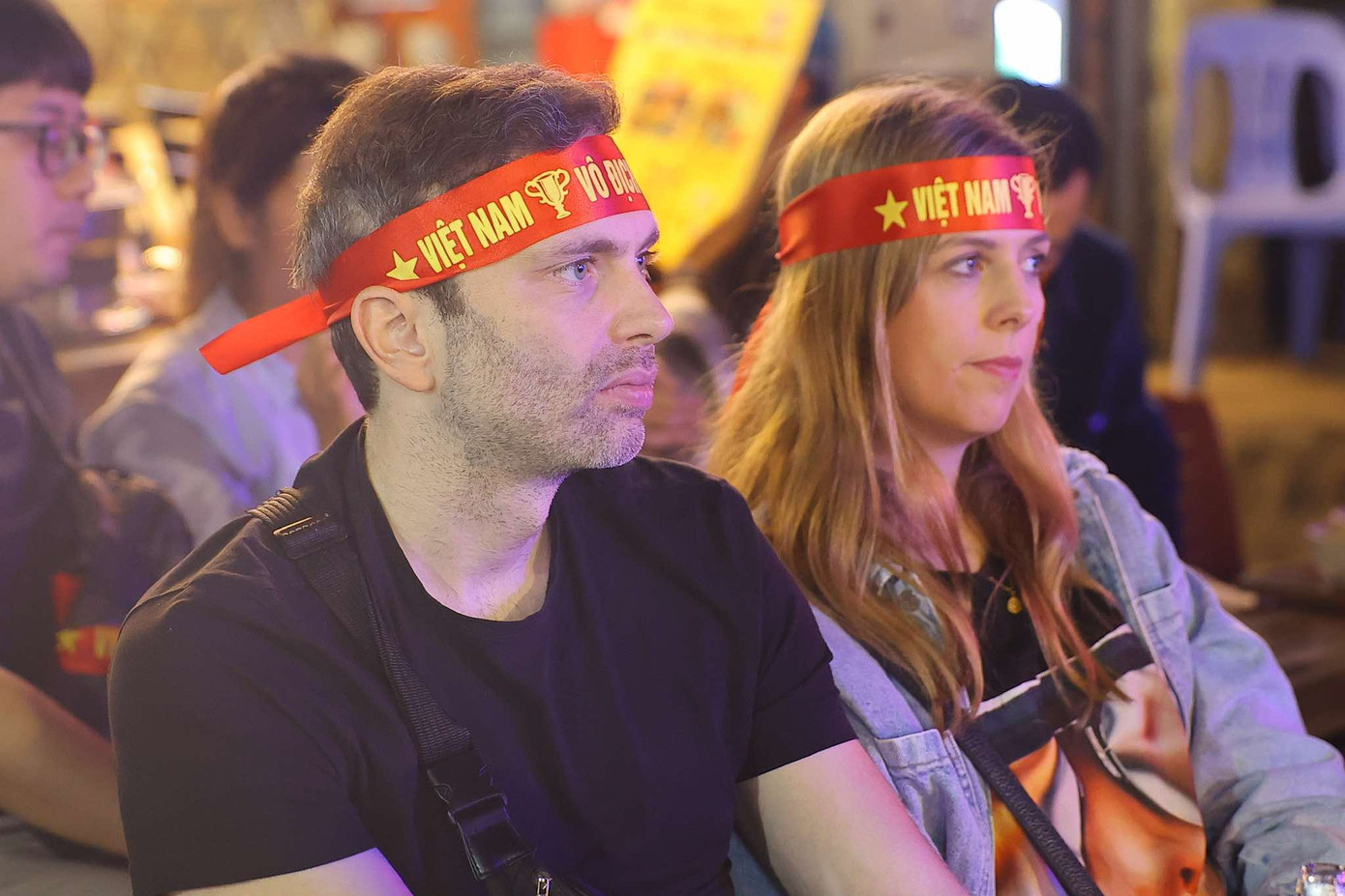 Trong số những cổ động viên &quot;tiếp lửa&quot; cho đội tuyển Việt Nam có cả người hâm mộ nước ngoài.