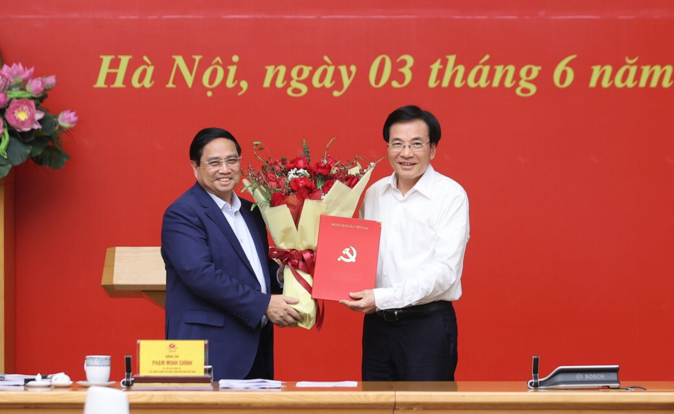 Thủ tướng trao quyết định của Bộ Chính trị cho ông Trần Văn Sơn. Ảnh: Nhật Bắc