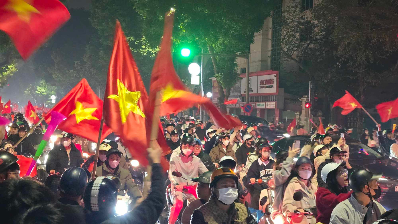 Một số tuyến đường như Hai Bà Trưng, Hàng Bài, Phố Huế, Bà Triệu...chật kín người, xe. Ảnh: Hoàng Mạnh Thắng.