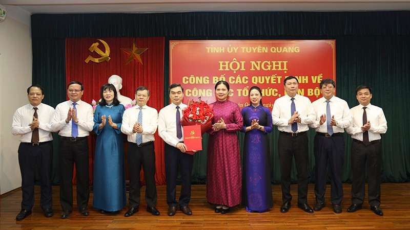 Lãnh đạo tỉnh Tuyên Quang tặng hoa chúc mừng ông Ma Thế Hồng. Ảnh: Báo Nhân Dân