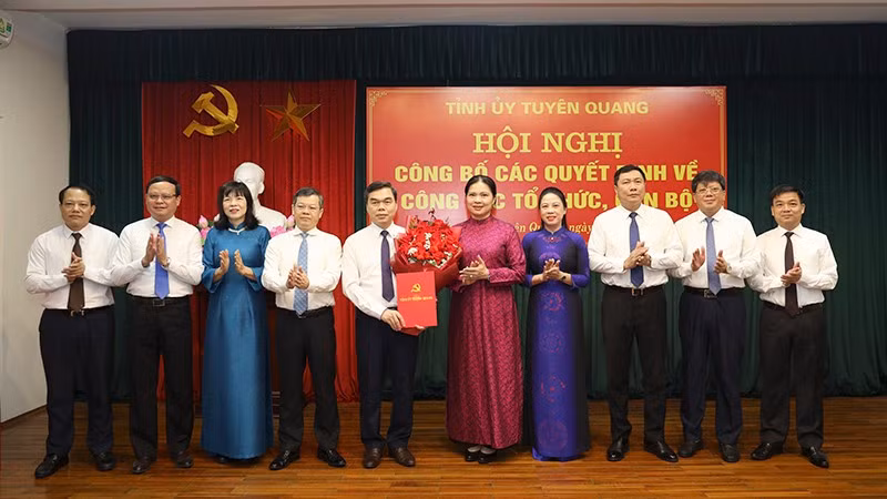 Lãnh đạo tỉnh Tuyên Quang tặng hoa chúc mừng ông Ma Thế Hồng. Ảnh: Báo Nhân Dân