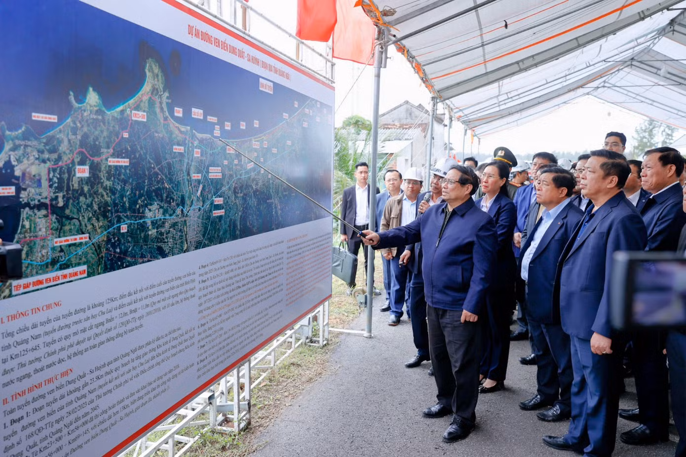 Thủ tướng Phạm Minh Chính kiểm tra và chỉ đạo công tác thực hiện dự án tuyến đường ven biển Dung Quất - Sa Huỳnh. Ảnh: VGP
