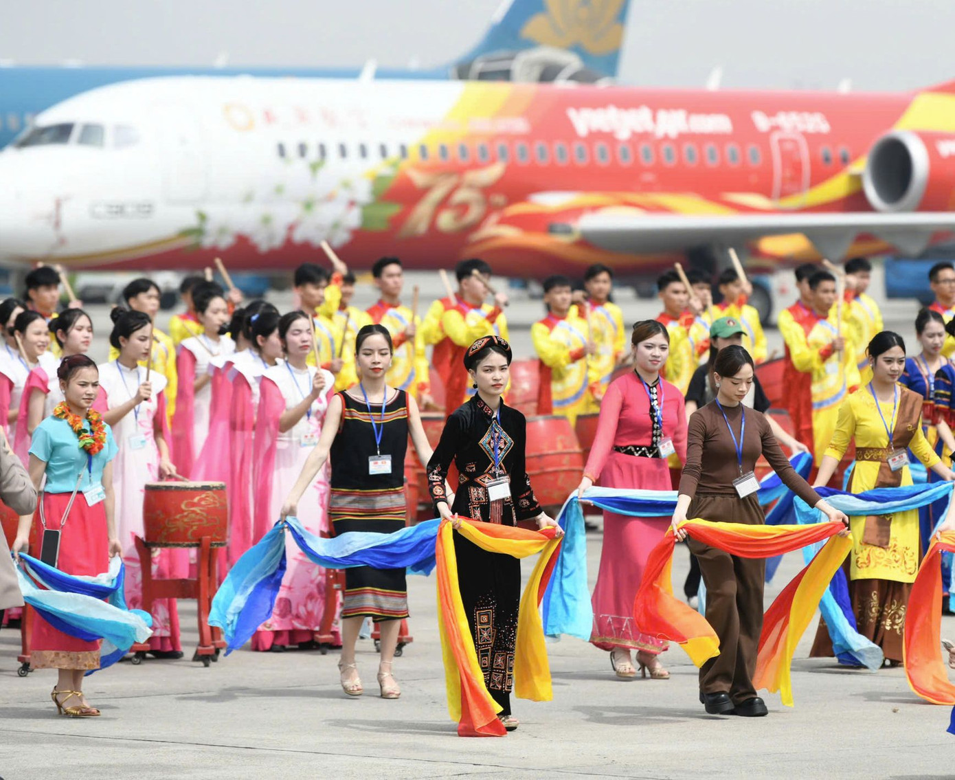 200 học viên thuộc đoàn nghệ thuật trống hội Học viện Cảnh sát nhân dân và 54 thiếu nữ mặc trang phục các dân tộc Việt Nam tham gia lễ đón nhà lãnh đạo Trung Quốc tại sân bay. 200 học viên thuộc đoàn nghệ thuật trống hội Học viện Cảnh sát nhân dân và 54 thiếu nữ mặc trang phục các dân tộc Việt Nam tham gia lễ đón nhà lãnh đạo Trung Quốc tại sân bay.