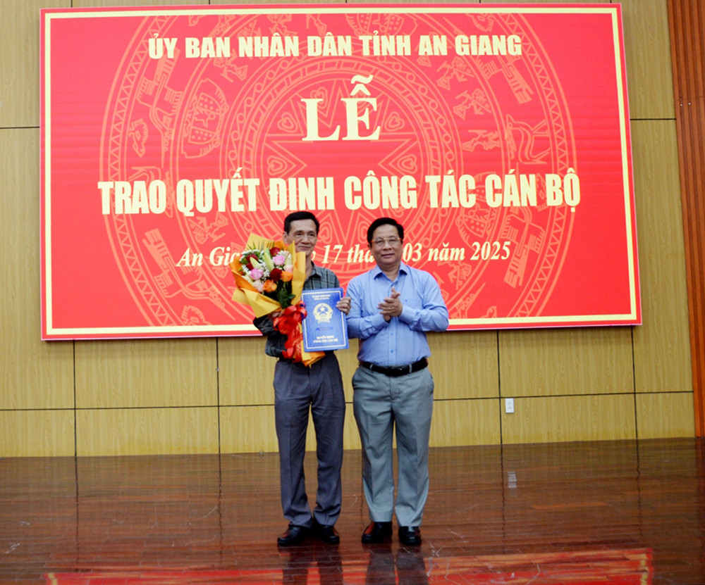 Chủ tịch UBND tỉnh An Giang Hồ Văn Mừng trao quyết định cho ông Tầng Phú An được nghỉ hưu trước tuổi theo nguyện vọng. Ảnh: Báo An Giang Chủ tịch UBND tỉnh An Giang Hồ Văn Mừng trao quyết định cho ông Tầng Phú An được nghỉ hưu trước tuổi theo nguyện vọng. Ảnh: Báo An Giang