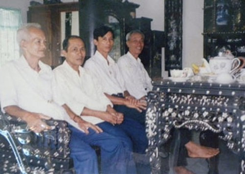 Hình ảnh bộ ghế trường kỷ của ông Thưa Hình ảnh bộ ghế trường kỷ của ông Thưa Bài viết: http://news.zing.vn/Nhung-cuc-go-tien-ty-cua-dai-gia-Viet-post357039.html#home_featured.tinnong Nguồn Zing News